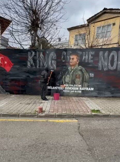 Samsun’da Şehit Gökhan Bayram’ın portresini mahalle duvarına grafiti olarak işleyen