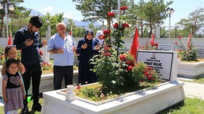 Ramazan Bayramı arifesinde Erzincan’daki Garnizon Şehitliği, sabahın erken saatlerinden itibaren