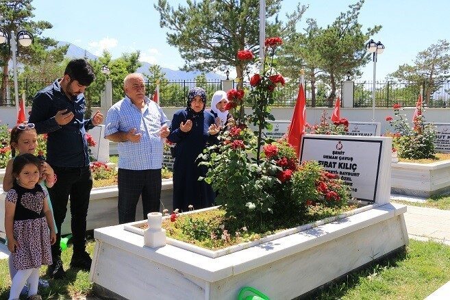Ramazan Bayramı arifesinde Erzincan’daki Garnizon Şehitliği, sabahın erken saatlerinden itibaren