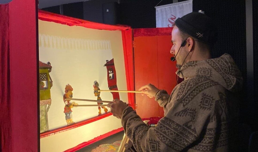 Manisa’nın Selendi ilçesinde yürütülen “Perde Kurduk, Işık Yaktık” projesi kapsamında