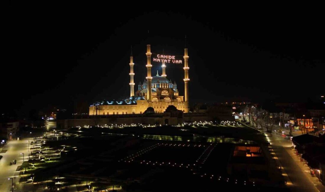 Edirne’de Selimiye Camii’nde Ramazan dolayısıyla mahya yazısı “Camide Hayat Var”