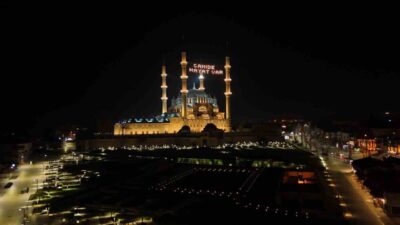 Edirne’de Selimiye Camii’nde Ramazan dolayısıyla mahya yazısı “Camide Hayat Var”