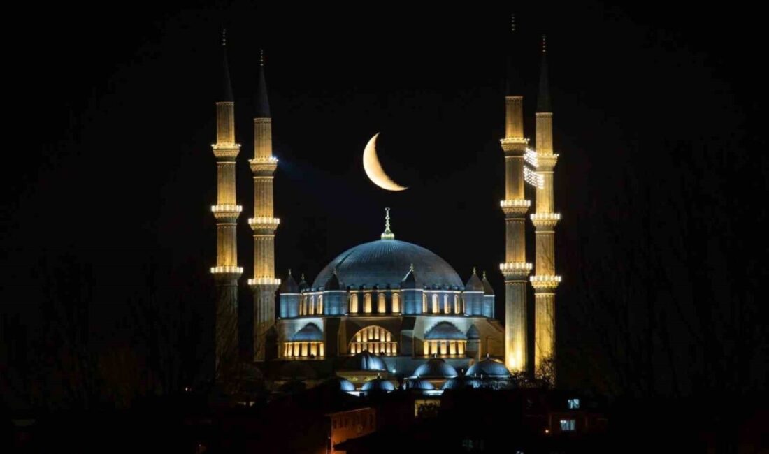 Edirne’de sabahın ilk saatlerinde gökyüzünde beliren hilal, kentin simgesi olan