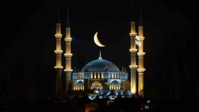 Edirne’de sabahın ilk saatlerinde gökyüzünde beliren hilal, kentin simgesi olan