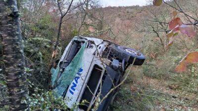 Bilecik’in Söğüt ilçesine bağlı Dömez Köyü yolunda servis aracının uçuruma