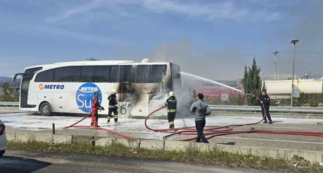 Muğla’nın Seydikemer ilçesinde seyir halindeki otobüste çıkan yangın, itfaiye ekiplerinin