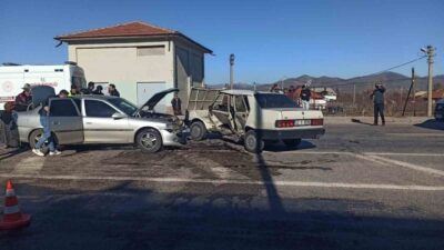 Konya’nın Seydişehir ilçesinde iki otomobilin çarpışması sonucu meydana gelen trafik