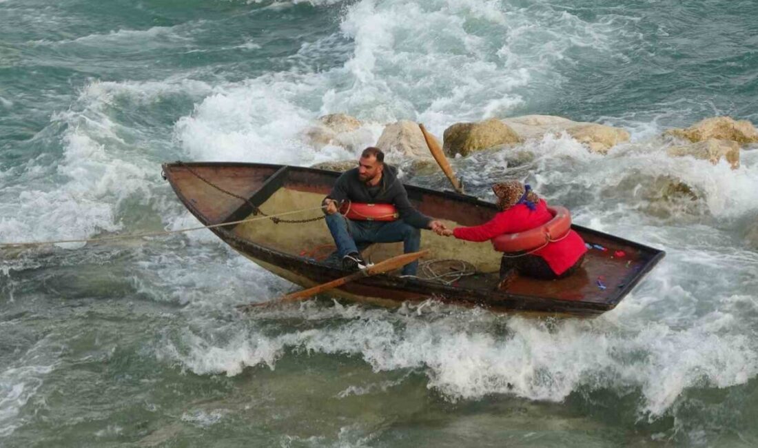 Adana’da tarihi Taşköprü civarında balon dizmek için kayıkla nehre açılan