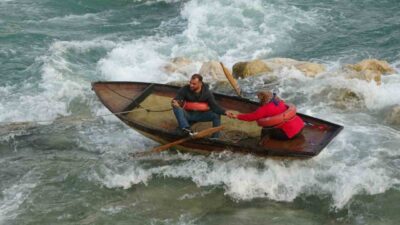Adana’da tarihi Taşköprü civarında balon dizmek için kayıkla nehre açılan