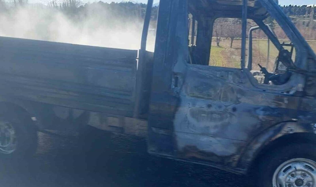 Konya’nın Beyşehir ilçesinde seyir halindeki bir kamyonet çıkan yangında alevlere