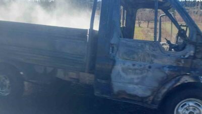 Konya’nın Beyşehir ilçesinde seyir halindeki bir kamyonet çıkan yangında alevlere