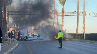 Mersin’de seyir halindeki otomobil alev alev yandı, araçta bulunan 2