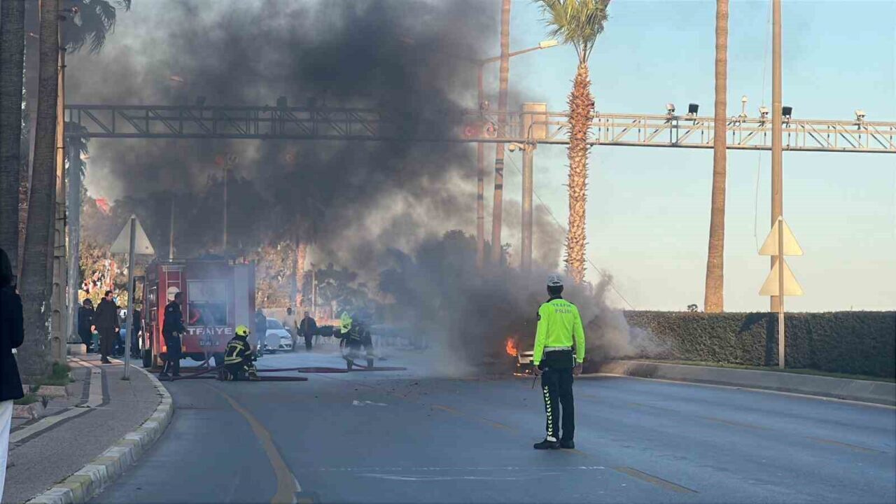 Mersin’de seyir halindeki otomobil alev alev yandı, araçta bulunan 2