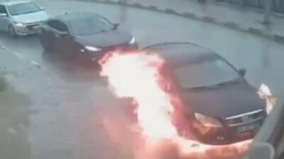 Karabük’ün Safranbolu ilçesinde trafikte bekleyen bir otomobil, motor kısmında çıkan