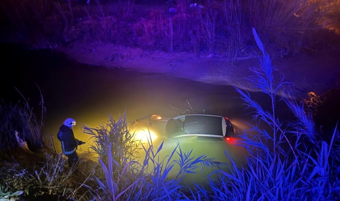 Antalya’nın Manavgat ilçesinde kontrolden çıkan otomobilin dereye uçtuğu kazada sürücü