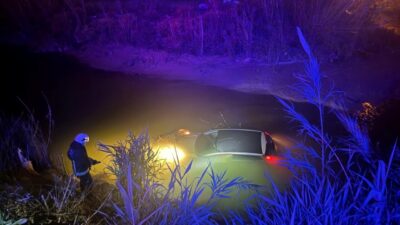 Antalya’nın Manavgat ilçesinde kontrolden çıkan otomobilin dereye uçtuğu kazada sürücü