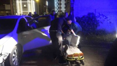 Antalya’da sürücüsünün direksiyon başında geçirdiği kriz nedeniyle kontrolden çıkan otomobil