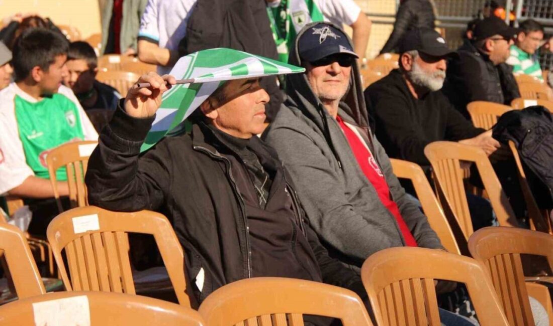 Seyircisiz oynama cezası nedeniyle Muğlaspor-Adana 01 FK karşılaşmasına taraftar alınmazken,