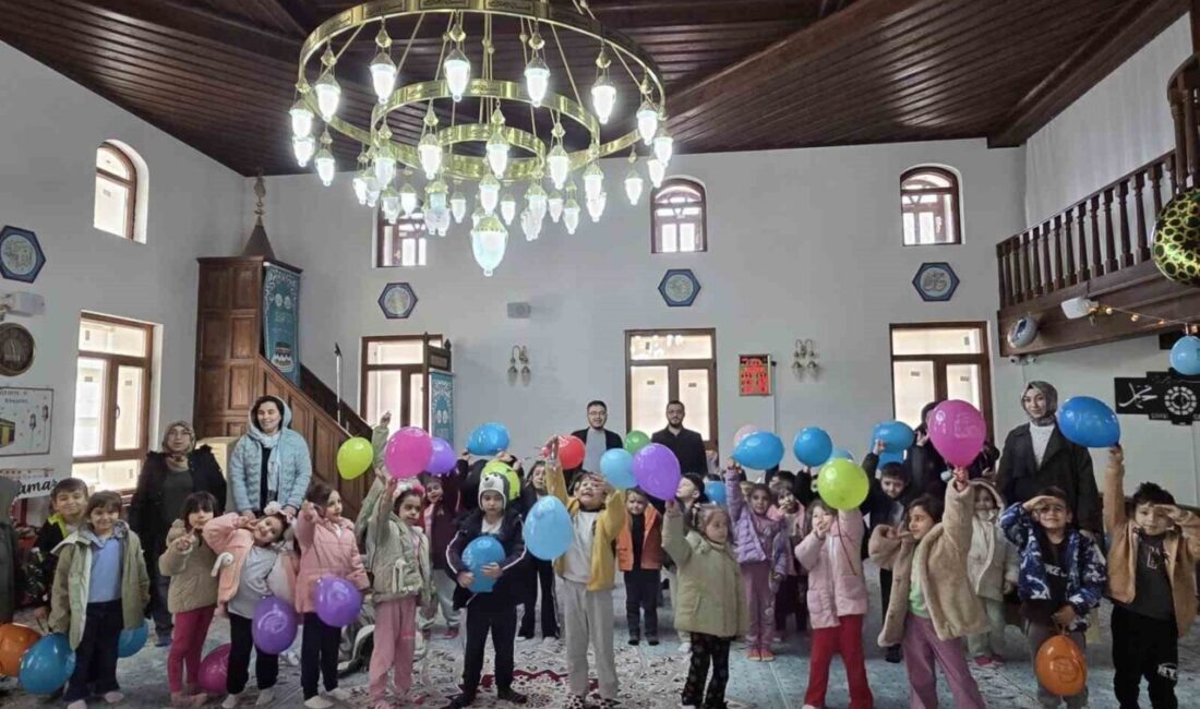 Eskişehir’in Seyitgazi İlçesi’nde bulunan Çarşı Camii’nde Ramazan etkinlikleri kapsamında ’Cami-Çocuk