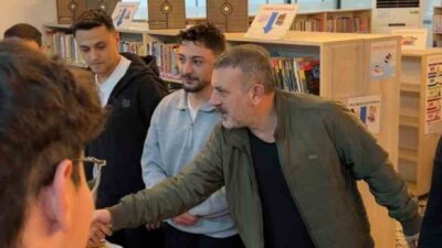 Sincan Belediye Başkanı Murat Ercan, Merkez Millet Kıraathanesi’nde ders çalışan