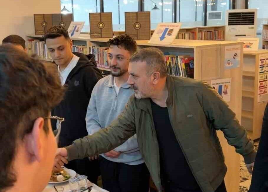 Sincan Belediye Başkanı Murat Ercan, Merkez Millet Kıraathanesi’nde ders çalışan