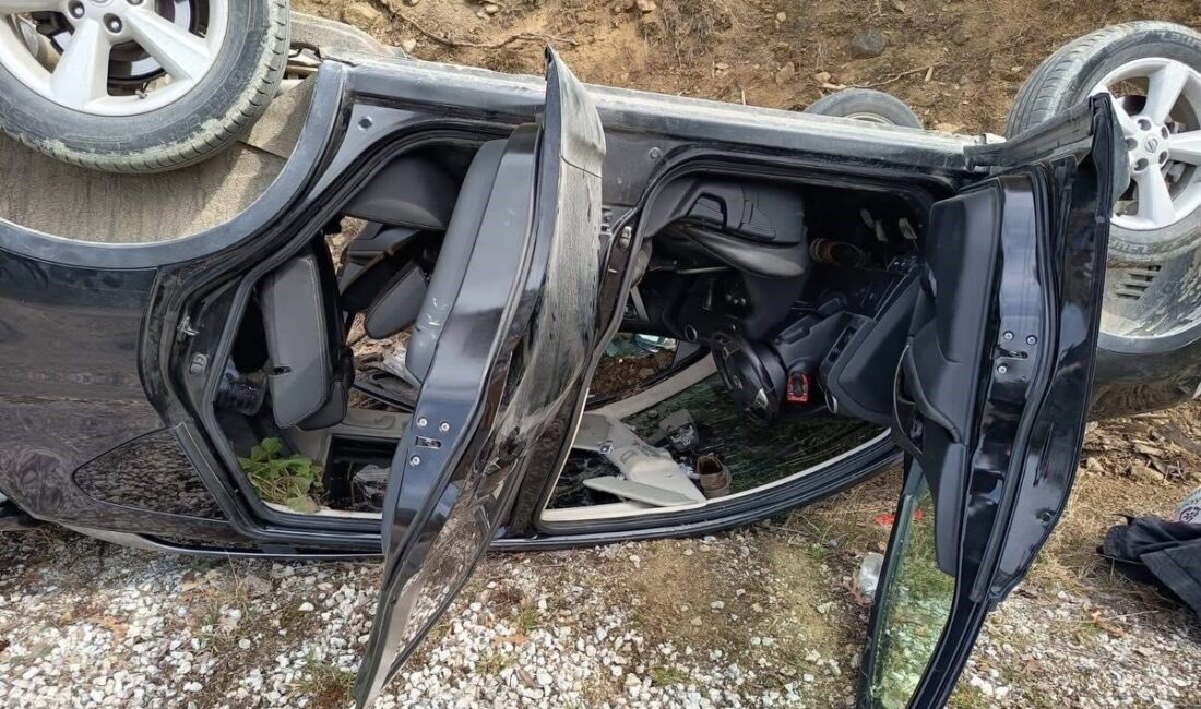 Sinop’un Durağan ilçesinde kontrolden çıkarak takla atan otomobilde bulunan 3