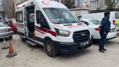 Sinop’ta iki otomobilin çarpışması sonucu meydana gelen kazada 1’i çocuk