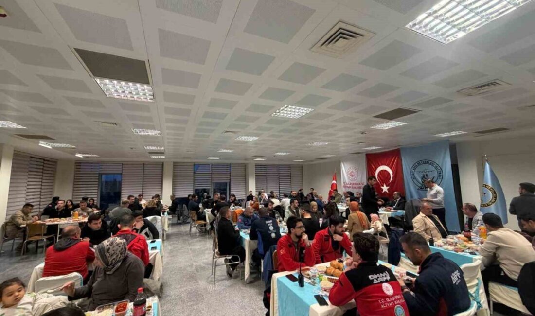 Şırnak Şerafettin Elçi Havalimanı personeli, düzenlenen geleneksel iftar programında bir
