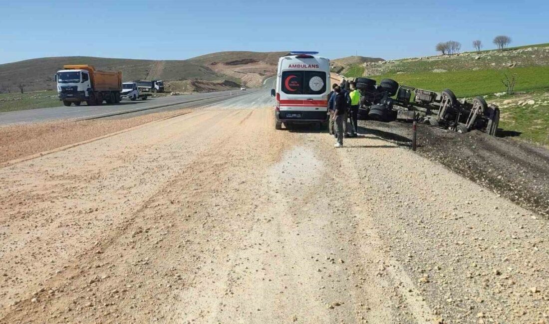 Şırnak’ta meydana gelen kazada devrilen kamyonun sürücüsü yaralandı. Kaza, saat
