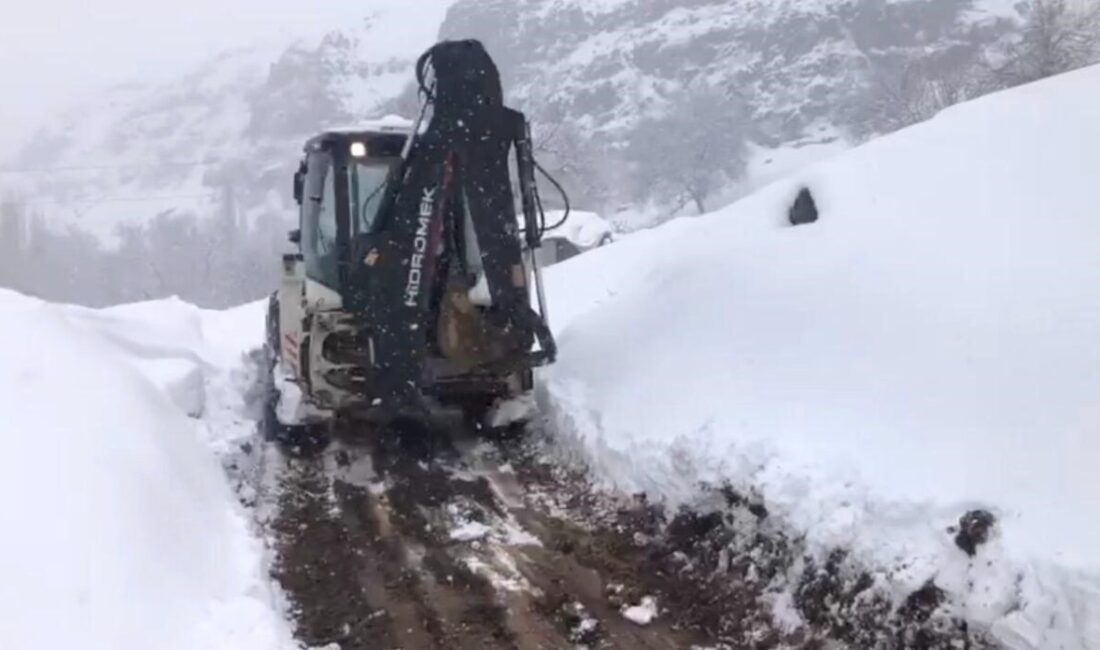 Şırnak’ın Beytüşşebap ilçesinde kar yağışı sonrası bazı köy yolları ulaşıma