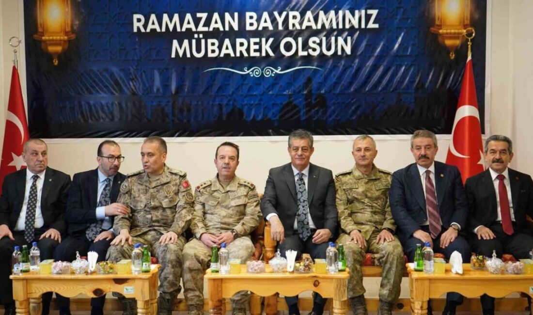 Şırnak’ta Ramazan Bayramı dolayısıyla il protokolü ve vatandaşlar bayramlaştı. Kentteki