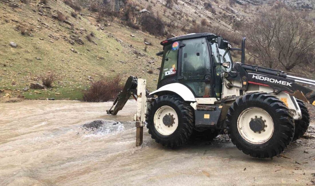 Şırnak’ın Beytüşşebap ilçesinde şiddetli yağışlar sonrası yollar kapandı ekipler yolları