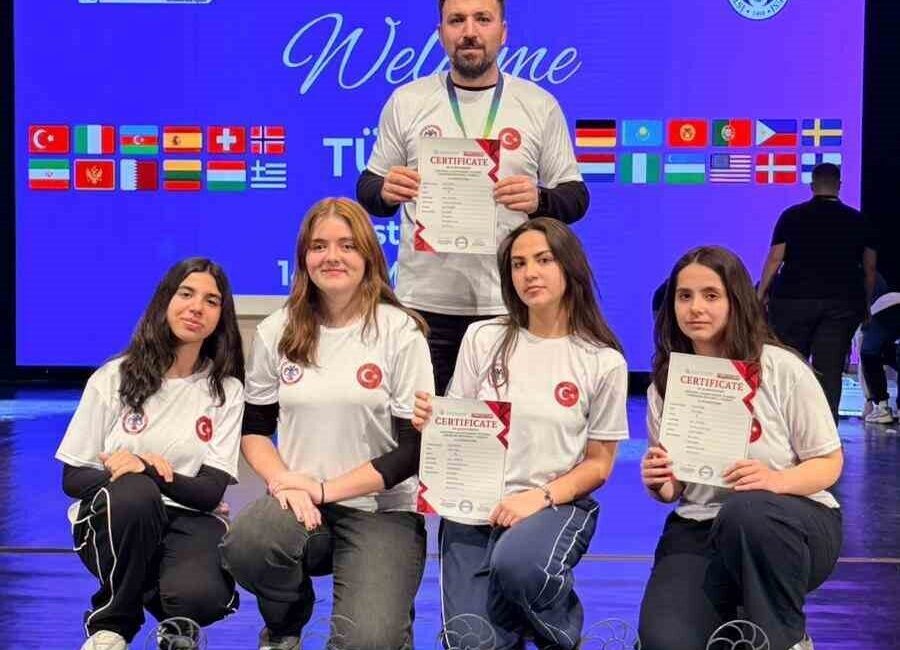Sivas Selçuk Anadolu Lisesi öğrencileri, İstanbul’da gerçekleştirilen Uluslararası Fibonacci Robot