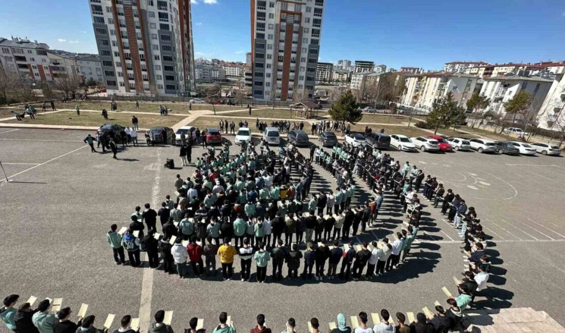 Sivas’ta ‘1 Dakikada 1 Hatim’ etkinliği kapsamında 302 genç aynı