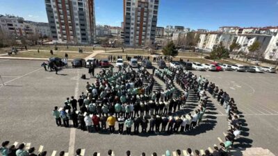 Sivas’ta ‘1 Dakikada 1 Hatim’ etkinliği kapsamında 302 genç aynı