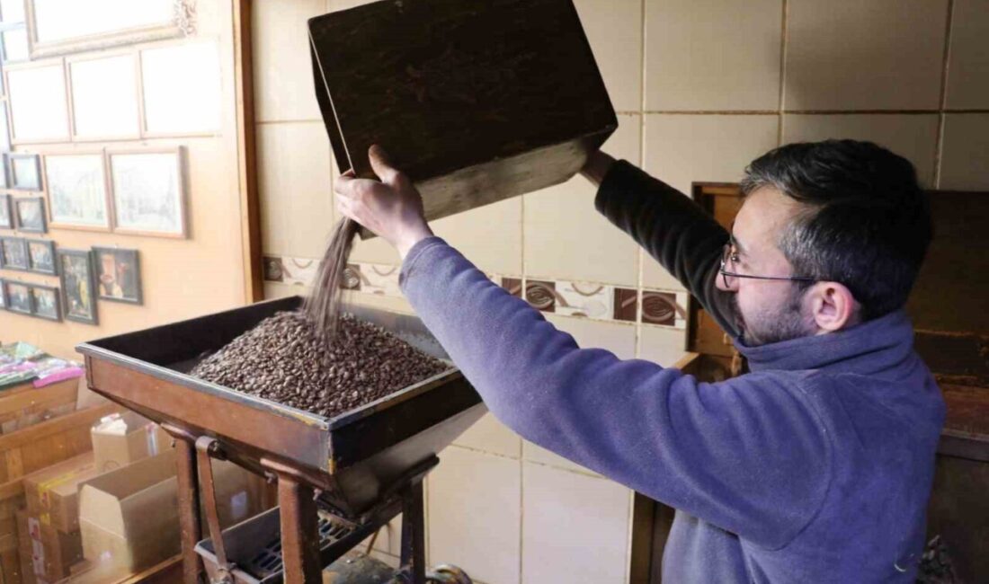 Sivas’ta bir asırlık işletmede asırlık kavurma makinesi ve taş değirmenle,