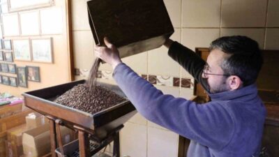 Sivas’ta bir asırlık işletmede asırlık kavurma makinesi ve taş değirmenle,