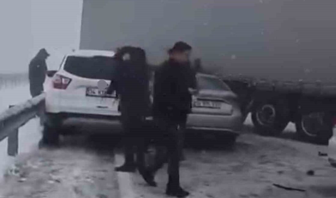 Şanlıurfa’nın Siverek ilçesi ile Diyarbakır arasındaki karayolunda yoğun kar yağışı