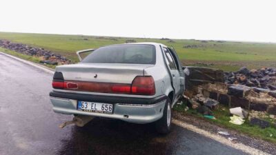 Şanlıurfa’nın Siverek ilçesinde otomobilin köprü duvarına çarpması sonucu meydana gelen