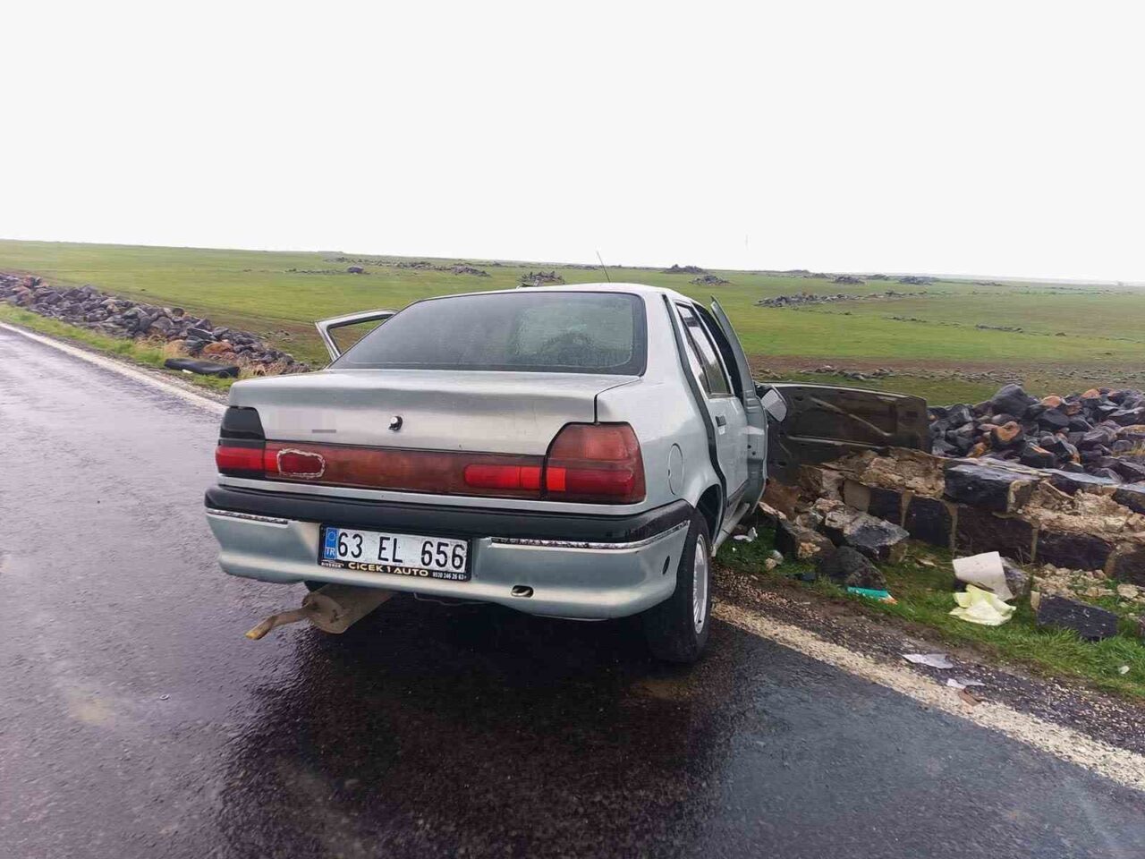 Şanlıurfa’nın Siverek ilçesinde otomobilin köprü duvarına çarpması sonucu meydana gelen