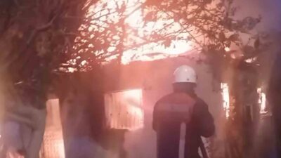 Mersin’in Erdemli ilçesinde sobadan çıkan yangında müstakil ev küle döndü.