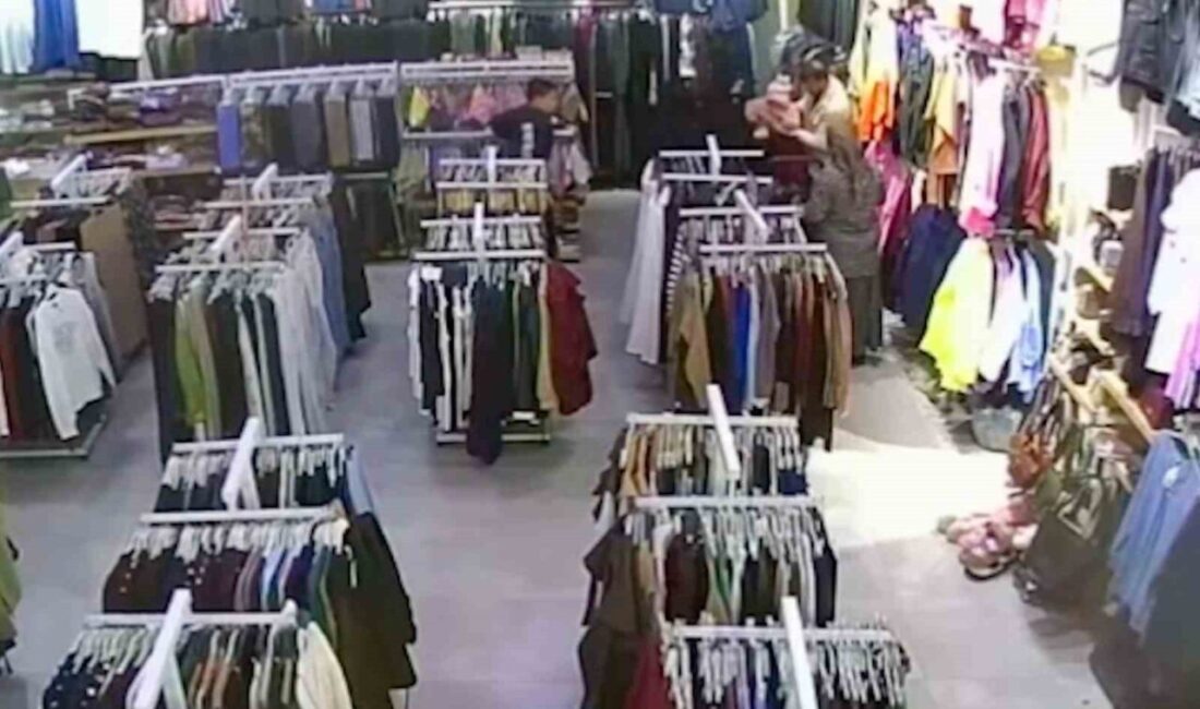 Manisa’nın Şehzadeler ilçesindeki bir giyim mağazasında boğazına kağıt parçası kaçan