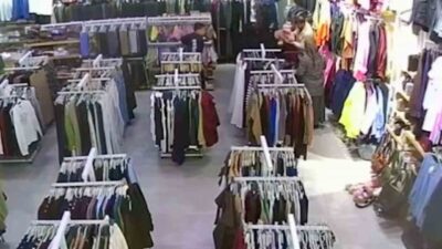 Manisa’nın Şehzadeler ilçesindeki bir giyim mağazasında boğazına kağıt parçası kaçan