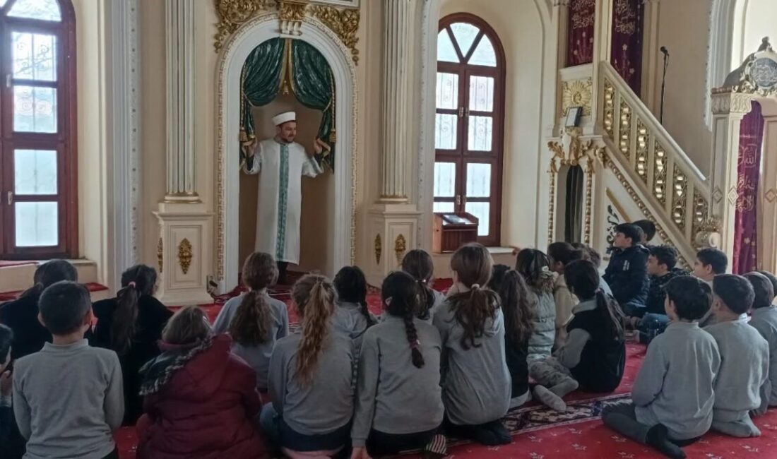 Aydın’ın Söke ilçesinde öğrenciler, yürütülen manevi değerleri tanıma ve kültürel