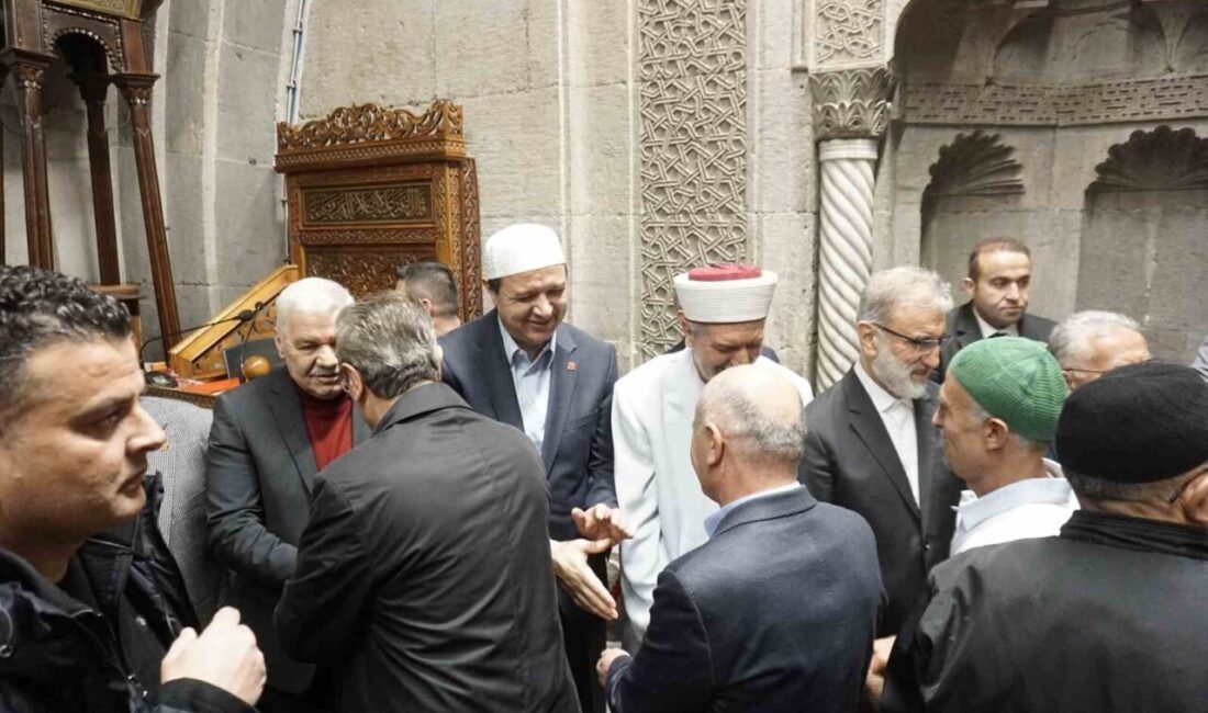 Saadet Partisi (SP) Genel Başkanı Mahmut Arıkan, Hunat Camii’nde kılınan