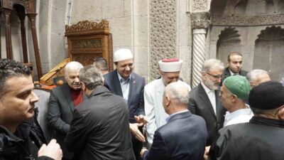 Saadet Partisi (SP) Genel Başkanı Mahmut Arıkan, Hunat Camii’nde kılınan