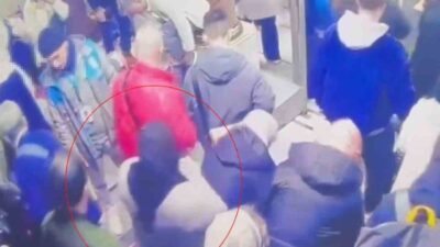 İstanbul’da turistlerin yoğun olduğu Sultanahmet Meydanı’nda yankesicilik yapan 2 kadın,