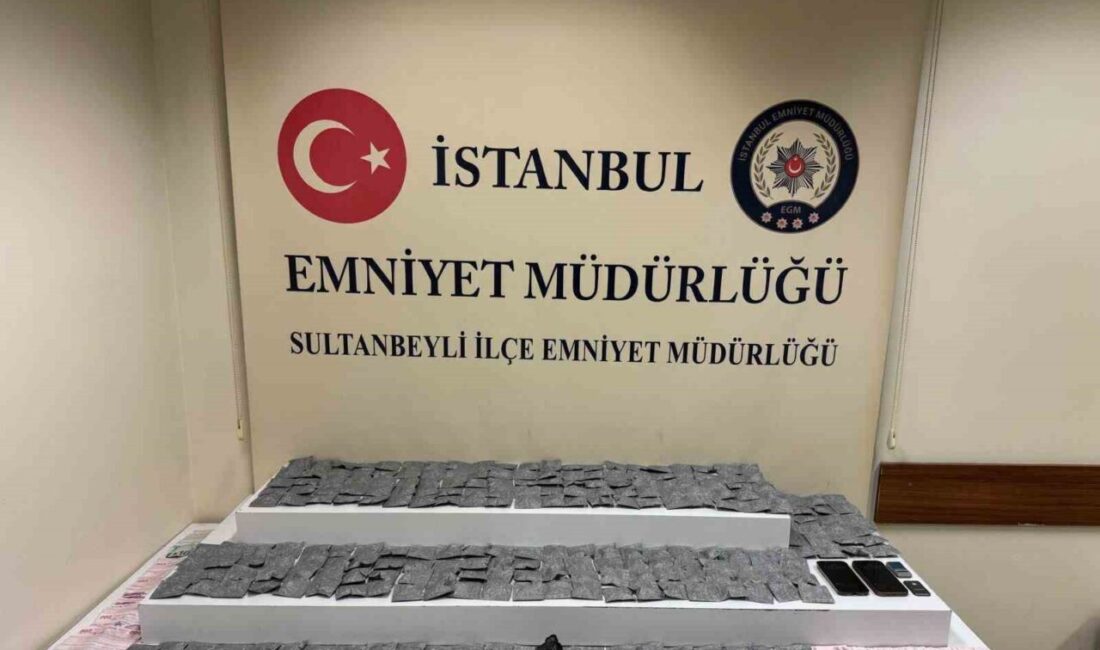 İstanbul’un Sultanbeyli ilçesinde düzenlenen uyuşturucu operasyonunda adrese sahte plakalı araçla