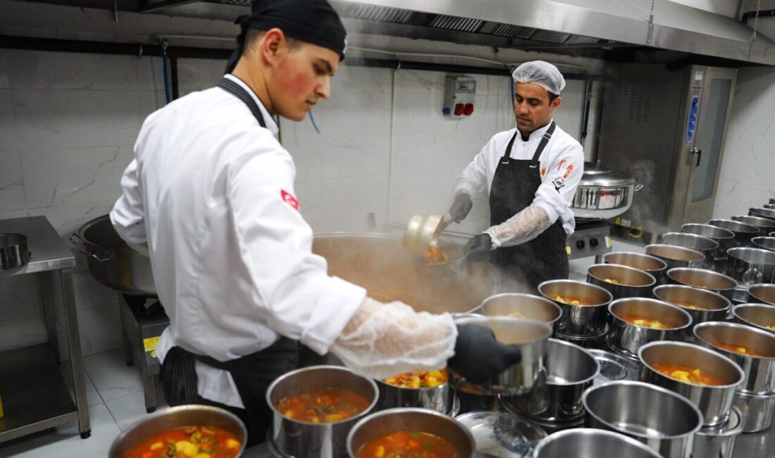 Sultanbeyli Belediyesi’nin İyilik Mutfağı, Ramazan ayının bereketini ihtiyaç sahibi, 65