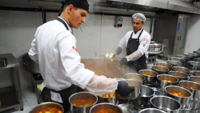 Sultanbeyli Belediyesi’nin İyilik Mutfağı, Ramazan ayının bereketini ihtiyaç sahibi, 65